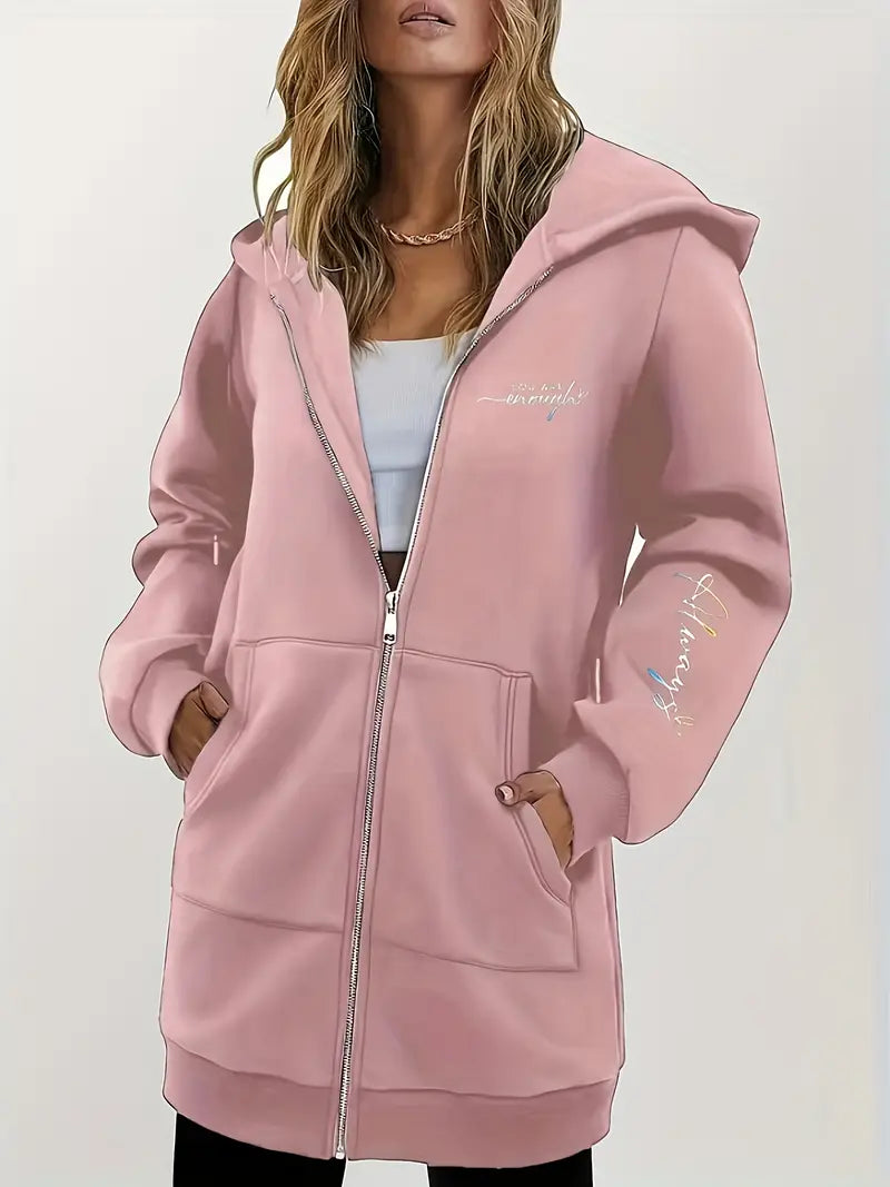 Angeleen – Bunda s kapucí, zipem a geometrickým potiskem.