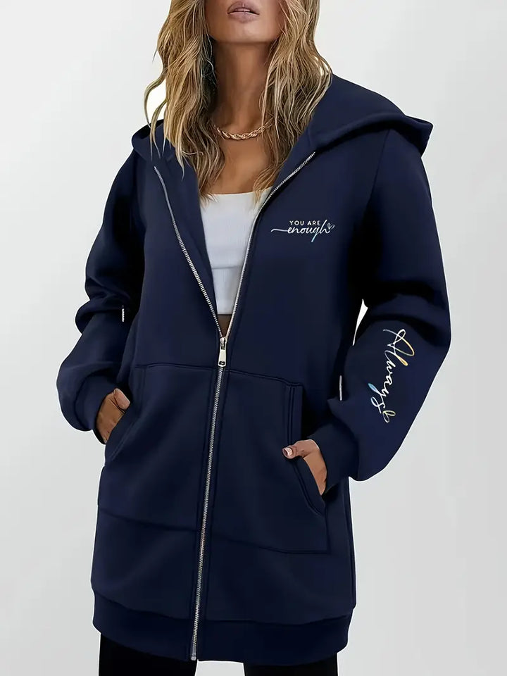 Angeleen – Bunda s kapucí, zipem a geometrickým potiskem.