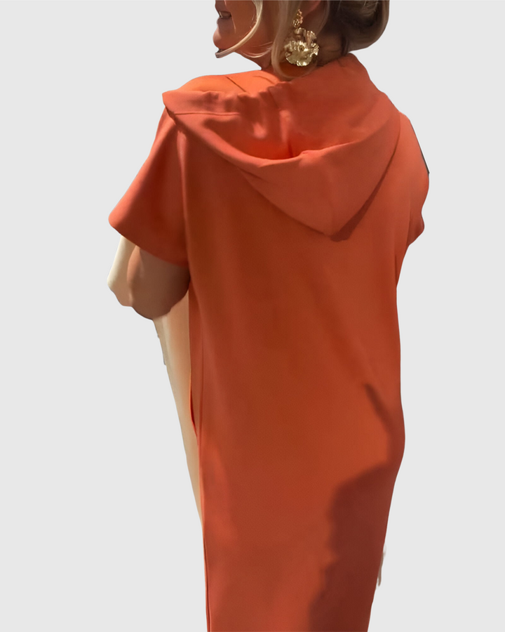 Dušana - Volné šaty s kapucí a ženským střihem