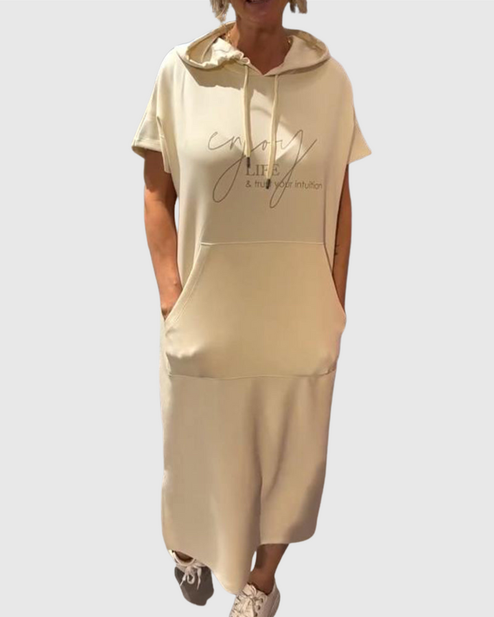 Dušana - Volné šaty s kapucí a ženským střihem
