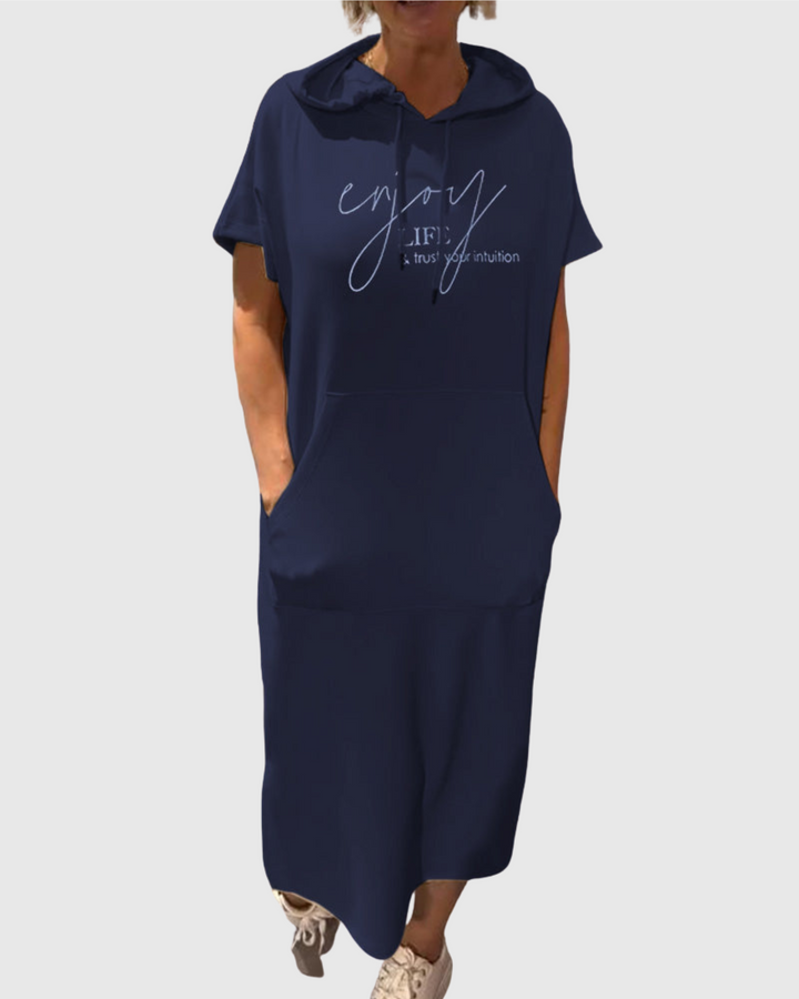 Dušana - Volné šaty s kapucí a ženským střihem