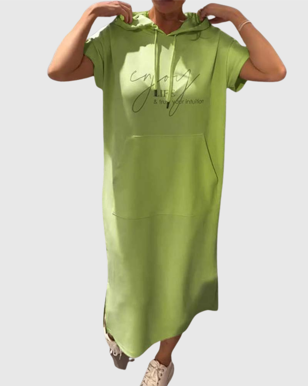 Dušana - Volné šaty s kapucí a ženským střihem