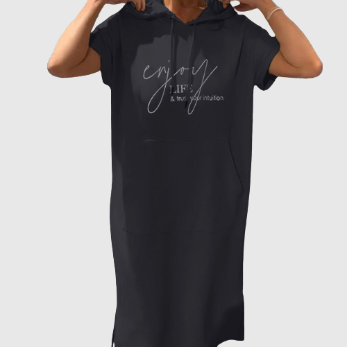 Dušana - Volné šaty s kapucí a ženským střihem