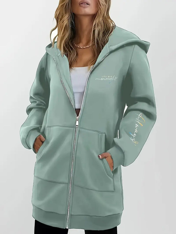 Angeleen – Bunda s kapucí, zipem a geometrickým potiskem.