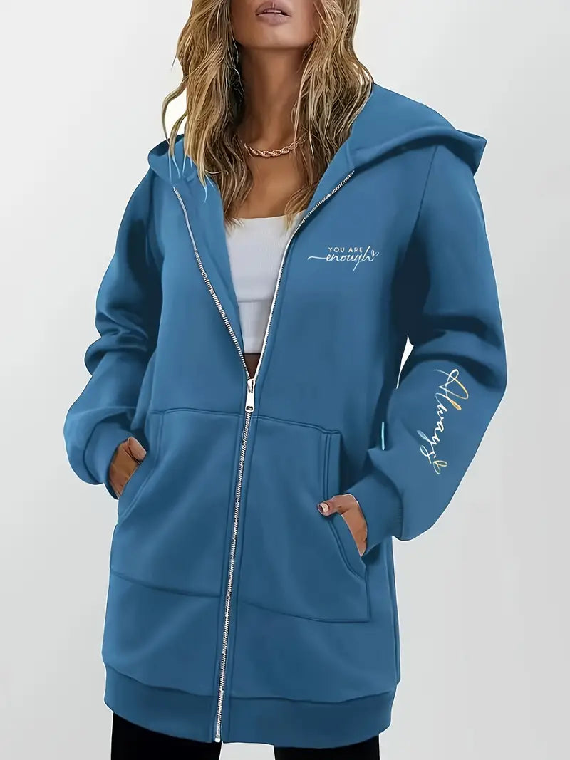 Angeleen – Bunda s kapucí, zipem a geometrickým potiskem.