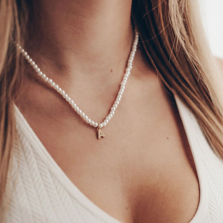 ABC - Náhrdelník s perlami a iniciálou osázenou kamínky