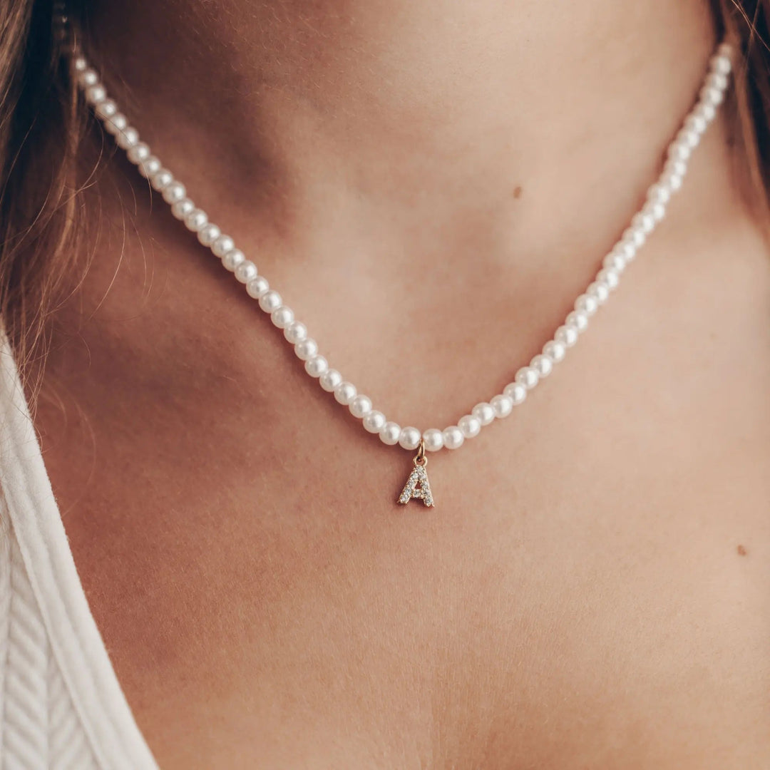 ABC - Náhrdelník s perlami a iniciálou osázenou kamínky